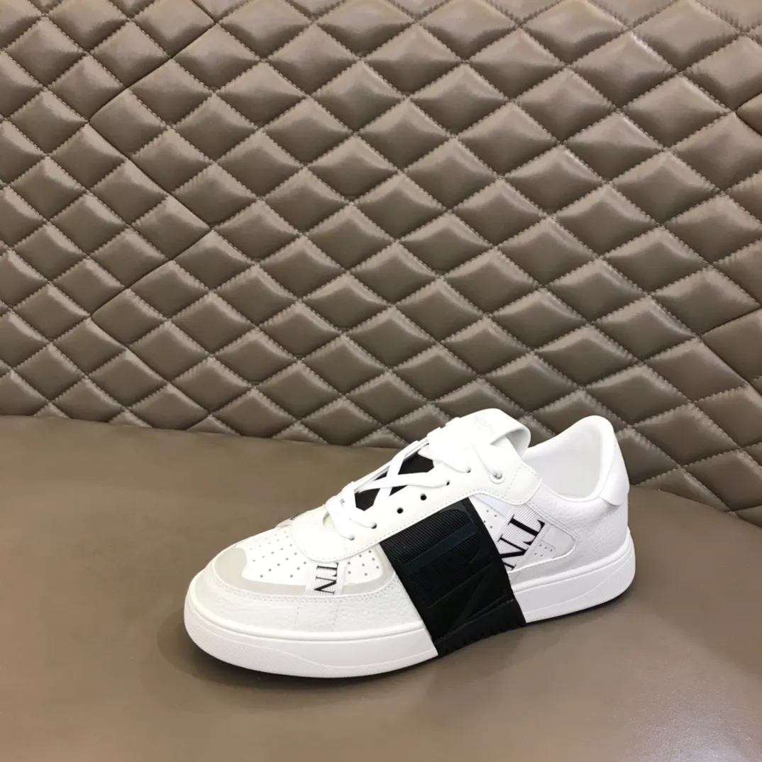 p440 "Valentin*" new spring and summer calfskin lace-up sneakers. No man should be able to refuse these shoes. The classic color scheme is so handsome! Purchase a high-precision replica of the original version to instantly sell off the market currency! 6 VLTN logo rubber effect straps - Valentino Garavani Logo printed on the back and tongue, all materials are customized to ensure quality! Size: 38-44